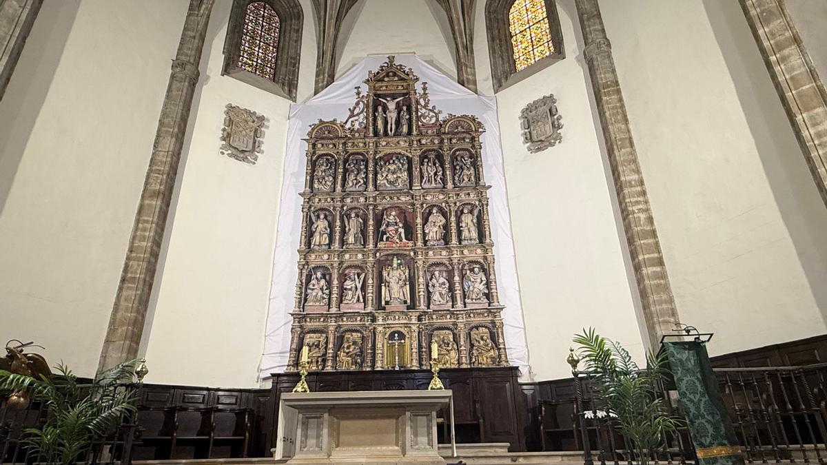 La lona instalada con la imagen del retablo en su ubicación en el altar mayor.