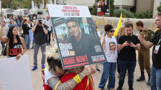 Protestas en Tel Aviv para pedir la liberación del rehén israelí-estadounidense Edan Alexander / EFE Protestas en Tel Aviv para pedir la liberación del rehén israelí-estadounidense Edan Alexander