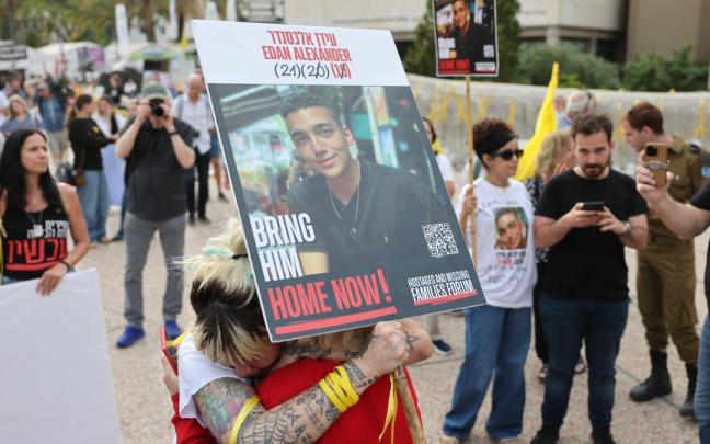 Protestas en Tel Aviv para pedir la liberación del rehén israelí-estadounidense Edan Alexander / EFE Protestas en Tel Aviv para pedir la liberación del rehén israelí-estadounidense Edan Alexander