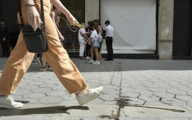 Varias personas caminan frente al escaparate de una tienda de Chanel.