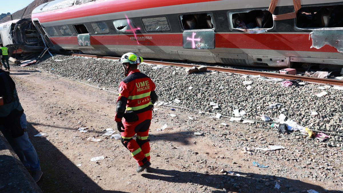 Un agente de la Unidad Militar de Emergencias (UME) trabaja en el rescate de supervivientes en el accidente en Adamuz (Córdoba).