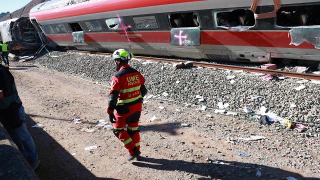 Un agente de la Unidad Militar de Emergencias (UME) trabaja en el rescate de supervivientes en el accidente en Adamuz (Córdoba).