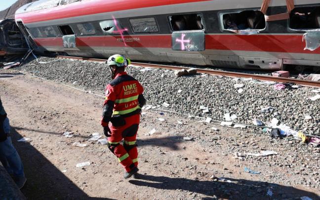 Un agente de la Unidad Militar de Emergencias (UME) trabaja en el rescate de supervivientes en el accidente en Adamuz (Córdoba).