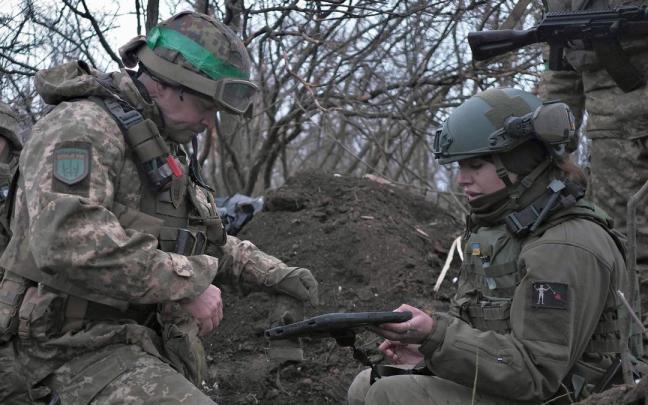 Soldados ucranianos en la línea defensiva de la ciudad de Bajmut.