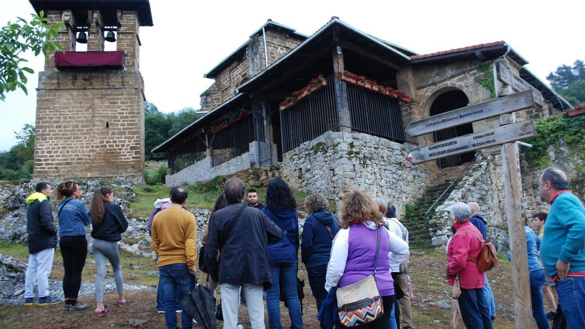 Turistas en Ermualde en Llodio