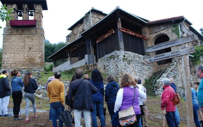 Turistas en Ermualde en Llodio