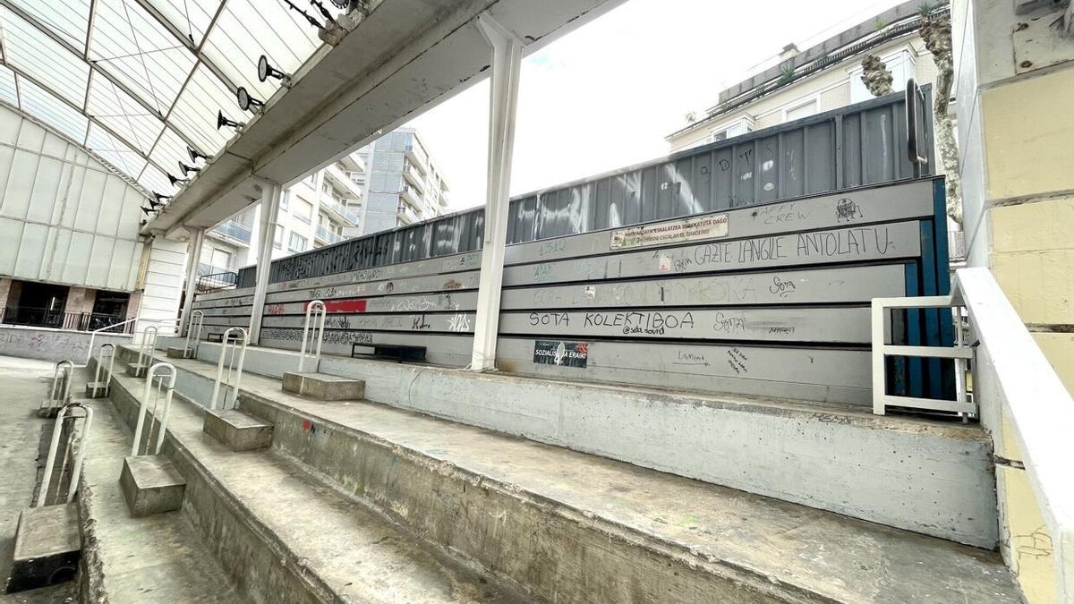 Graderío del frontón de El Antiguo, que se reformará de acuerdo con los Presupuestos Parcipativos.