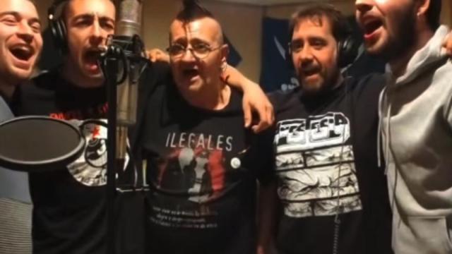 Gari Lizarraga, el segundo por la derecha, con varios de los amigos con los que ha grabado la canción.