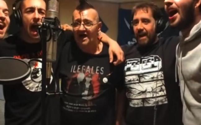 Gari Lizarraga, el segundo por la derecha, con varios de los amigos con los que ha grabado la canción.