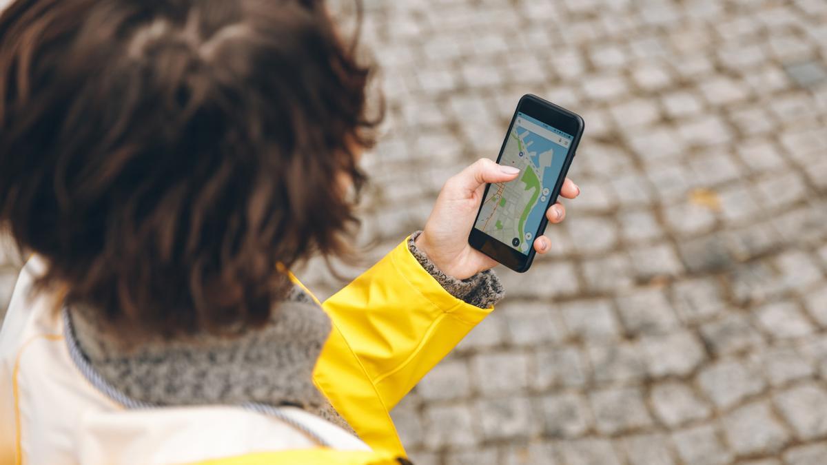 Ya se puede dejar de mirar la pantalla del móvil cuando Gooigle Maps te guía, basta con seguri sus precisas indicaciones de voz detalladas..