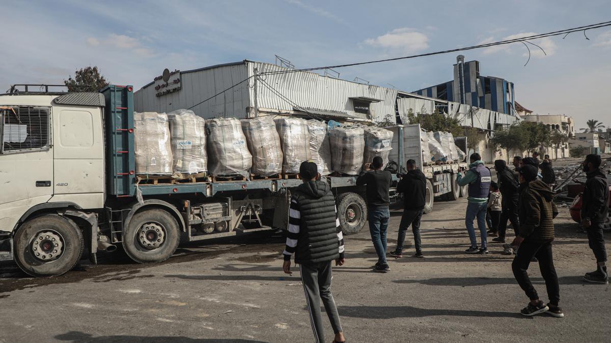 Camiones cargados de ayuda humanitaria entrando en la Franja de Gaza en el marco del alto el fuego entre Israel y Hamás