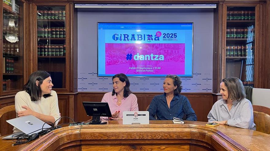 A los lados, Ainara Rubio y Pía Alzaga, responsables de Txikis del Bidasoa, y en medio la delegada de Cultura, Nuria Alzaga, y la encargada de Marte Laborategia, Miren González.