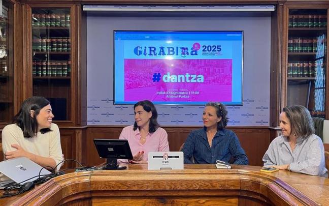 A los lados, Ainara Rubio y Pía Alzaga, responsables de Txikis del Bidasoa, y en medio la delegada de Cultura, Nuria Alzaga, y la encargada de Marte Laborategia, Miren González.