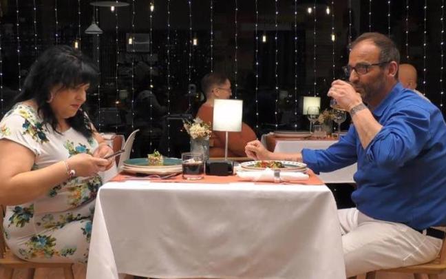 Julio se levanta de la mesa ante la mala educación de su cita en 'First Dates' Julio se levanta de la mesa ante la mala educación de su cita en 'First Dates'