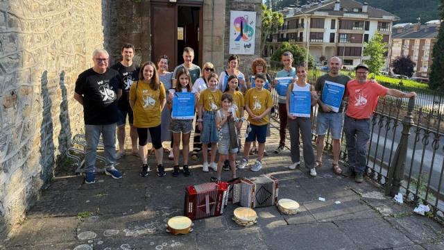 Trikitilaris de Bergarako Musika eta Dantza Eskola animan a sumarse a la gran fiesta de este sábado.