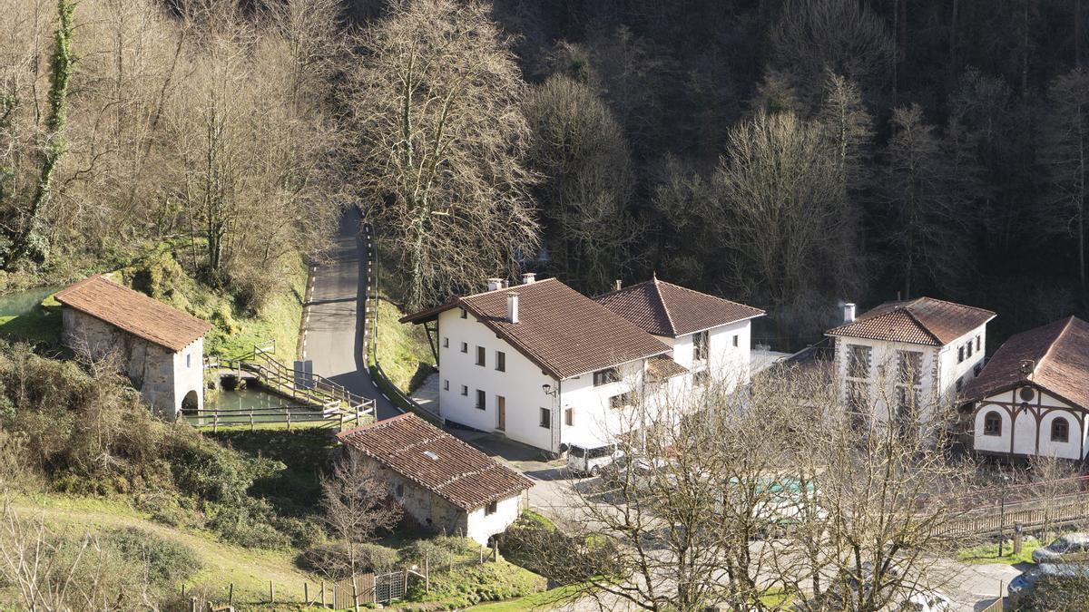 Vista de la plaza de Lastur, donde se ubican los edificios que forman el albergue que se ha sacado a licitación.
