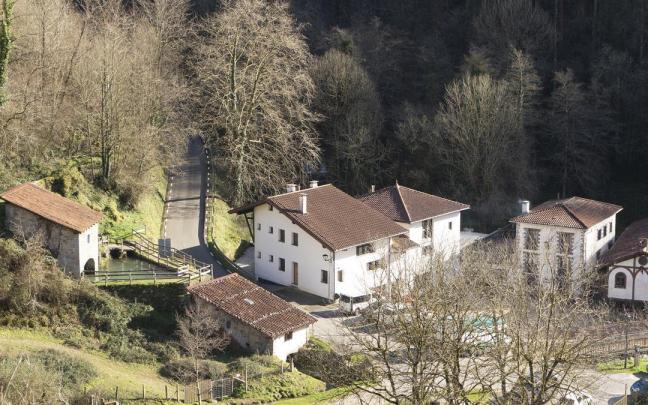 Vista de la plaza de Lastur, donde se ubican los edificios que forman el albergue que se ha sacado a licitación.