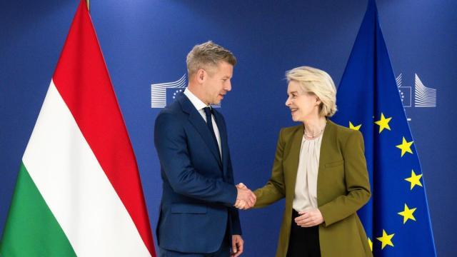 Von der Leyen y Magyar se saludan al inicio de su encuentro en Bruselas.