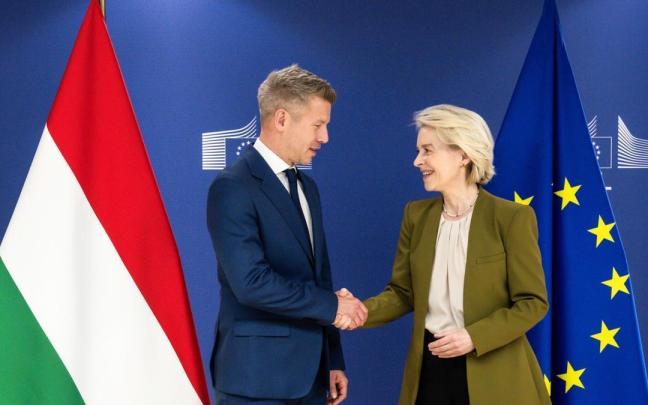 Von der Leyen y Magyar se saludan al inicio de su encuentro en Bruselas.