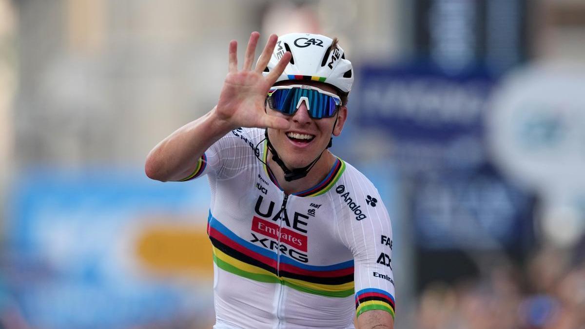 Pogacar muestra las cinco victorias en su llegada a Bérgamo.