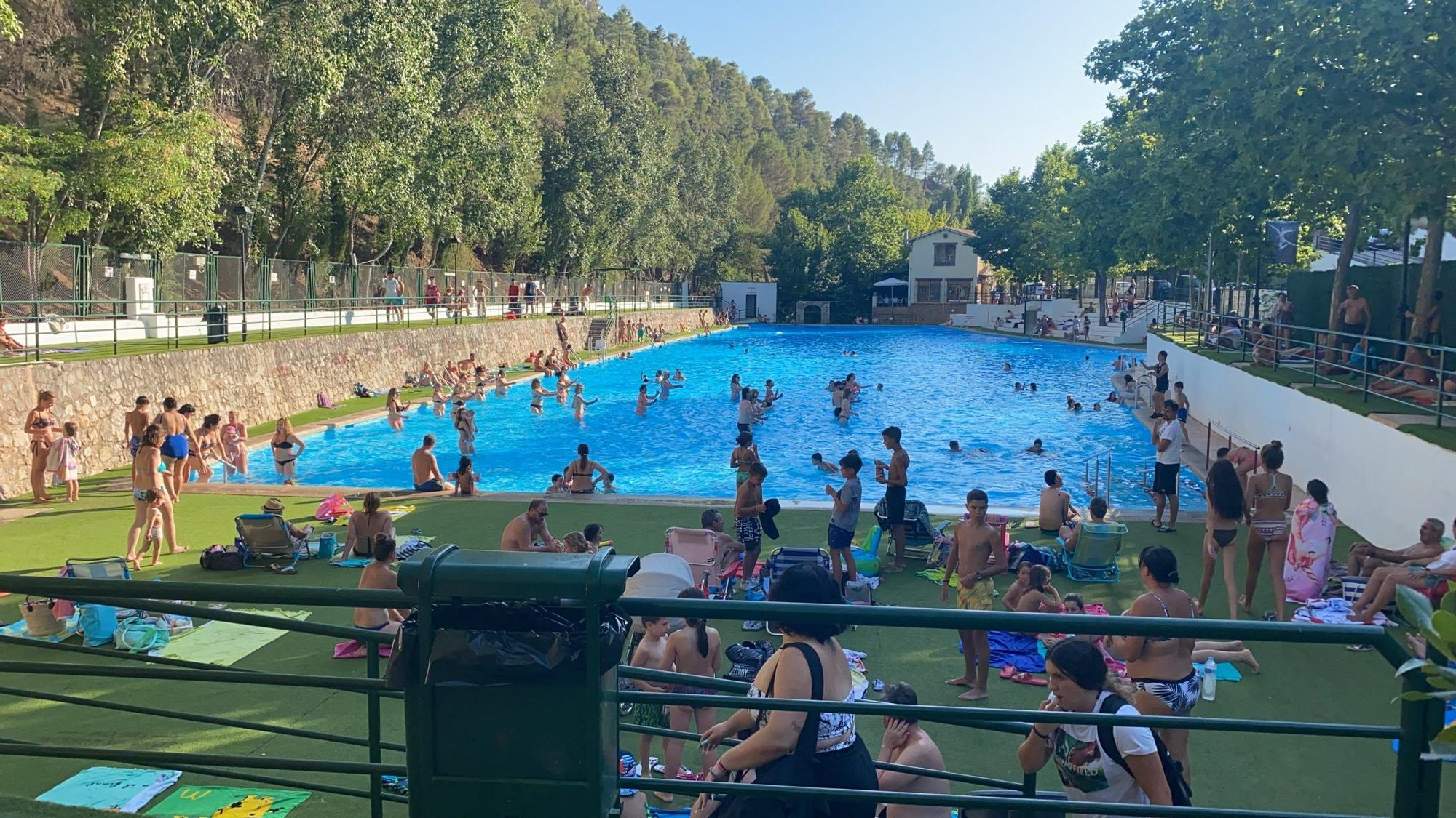 La mega piscina, en plena actividad.