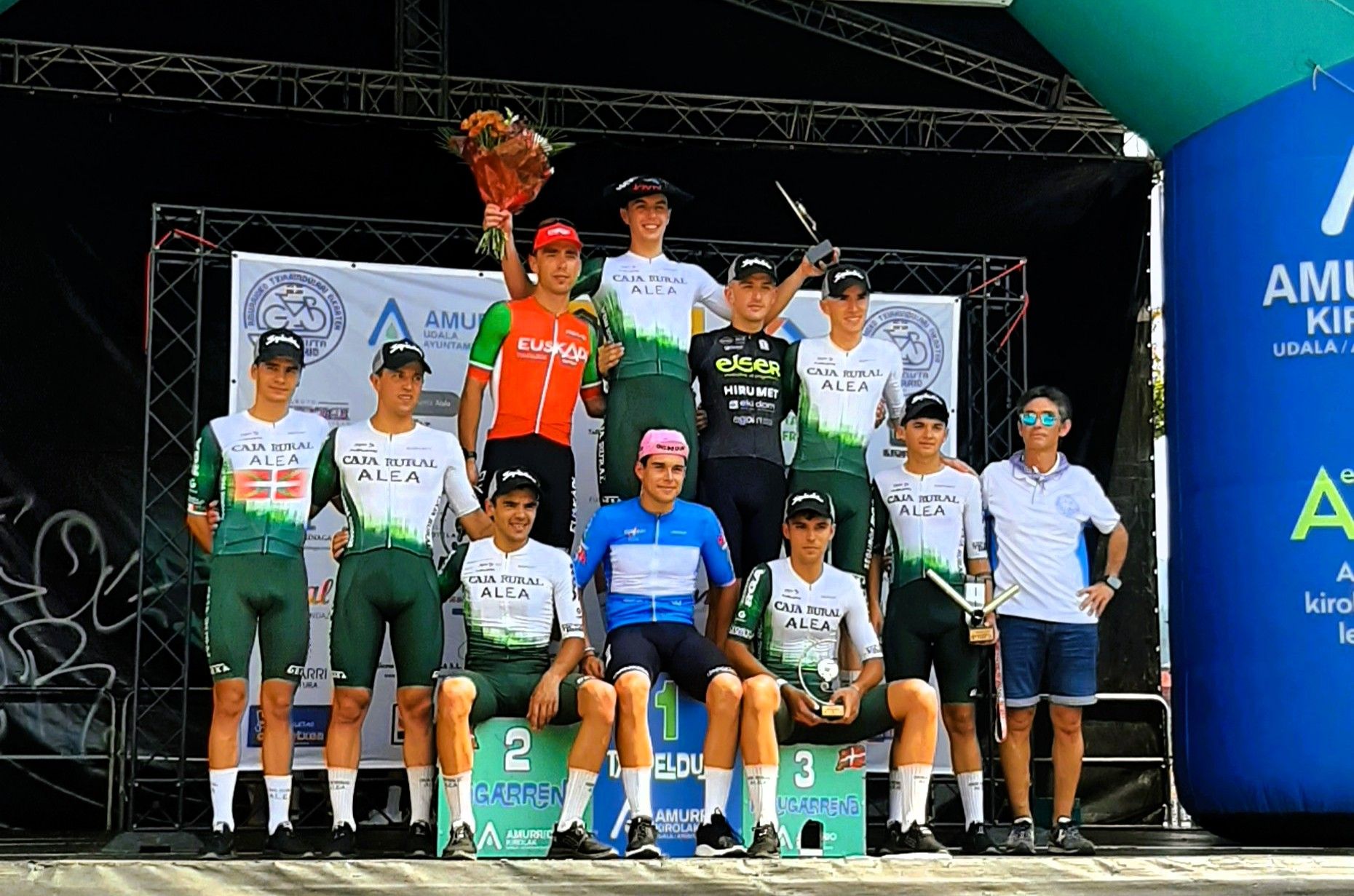 Ciclistas triunfadores en la prueba de este viernes en Amurrio, junto a Imanol Uzabal