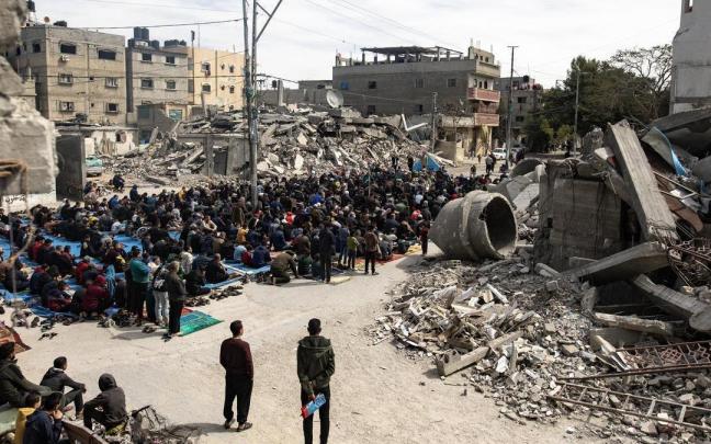 Palestinos rezan entre los restos de una mezquita en Rafah.