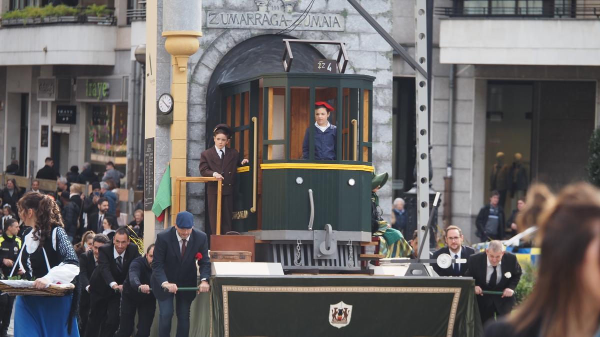 San Sebastian egunean aurkeztu zen karroza berriro ibili gaur Azpeitiko kaleetan.