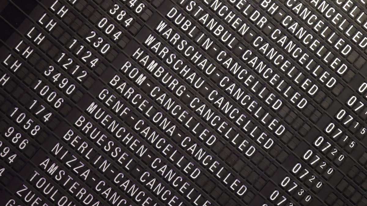 Cartel que muestra todos los vuelos cancelados en el aeropuerto de Frankfurt.