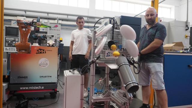 Aitor Zubiurre, 'Gorixo', junto a Egoitz, uno de los alumnos que ha participado en el proyecto, trabajando en el prototipo.