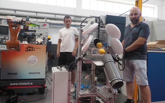 Aitor Zubiurre, 'Gorixo', junto a Egoitz, uno de los alumnos que ha participado en el proyecto, trabajando en el prototipo.