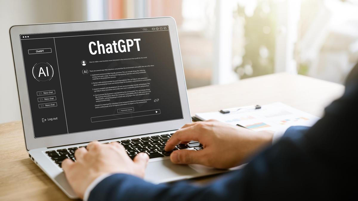 Un hombre interactúa con ChatGPT en un ordenador.