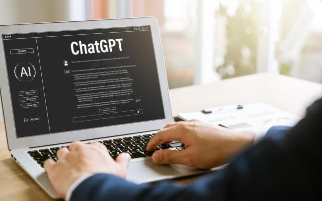 Un hombre interactúa con ChatGPT en un ordenador.