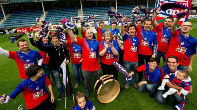 Los miembros de Eskozia la Brava son presencia fiel en apoyo al Eibar tanto en Ipurua como por otros muchos campos de fútbol, independientemente de la situación del equipo