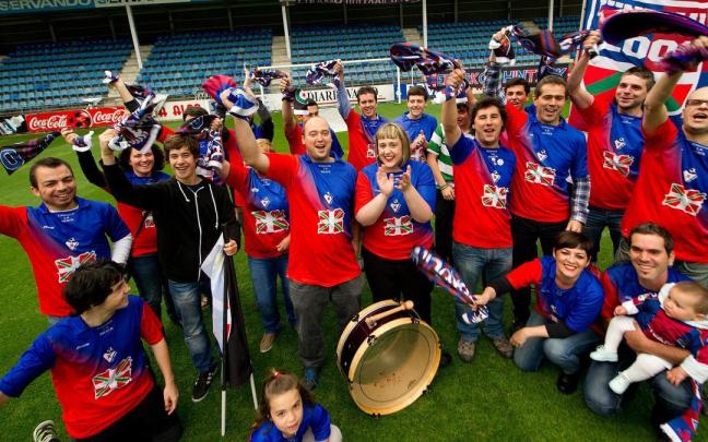Los miembros de Eskozia la Brava son presencia fiel en apoyo al Eibar tanto en Ipurua como por otros muchos campos de fútbol, independientemente de la situación del equipo