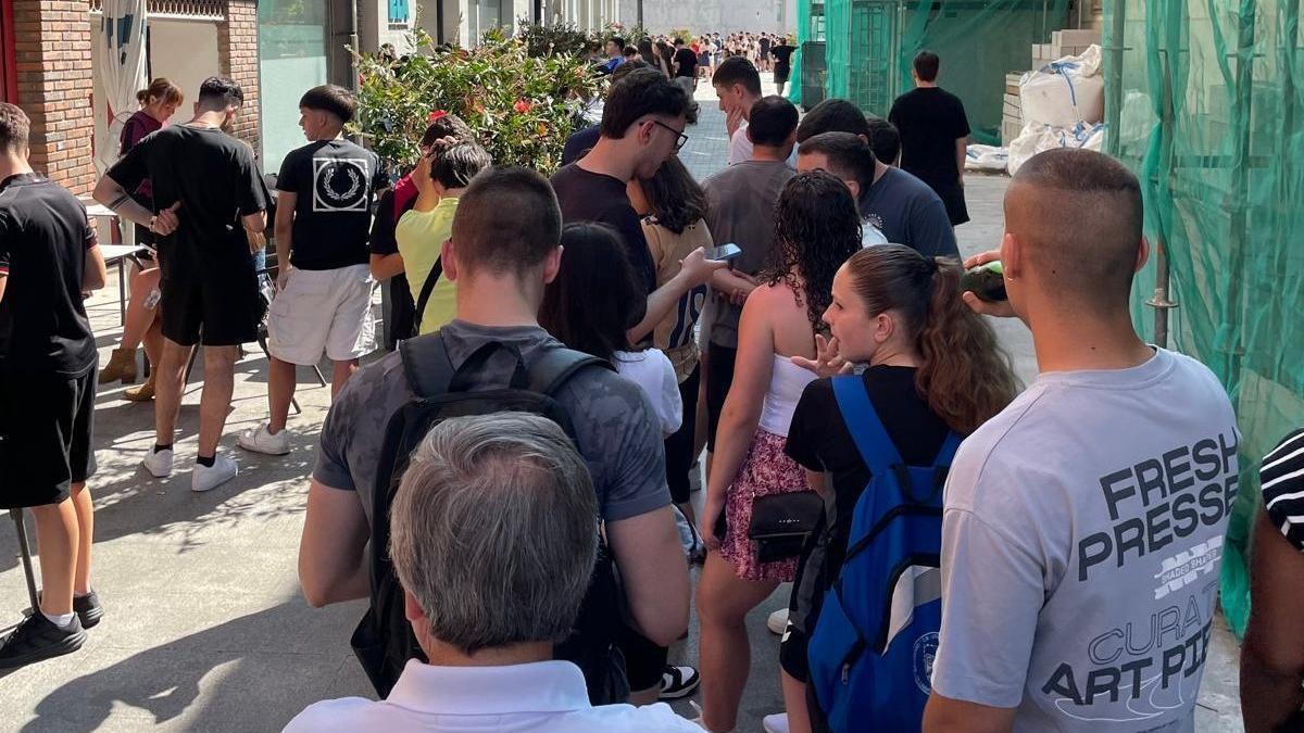 La cola para comprar entradas para los espectáculos taurinos de Zumarraga.