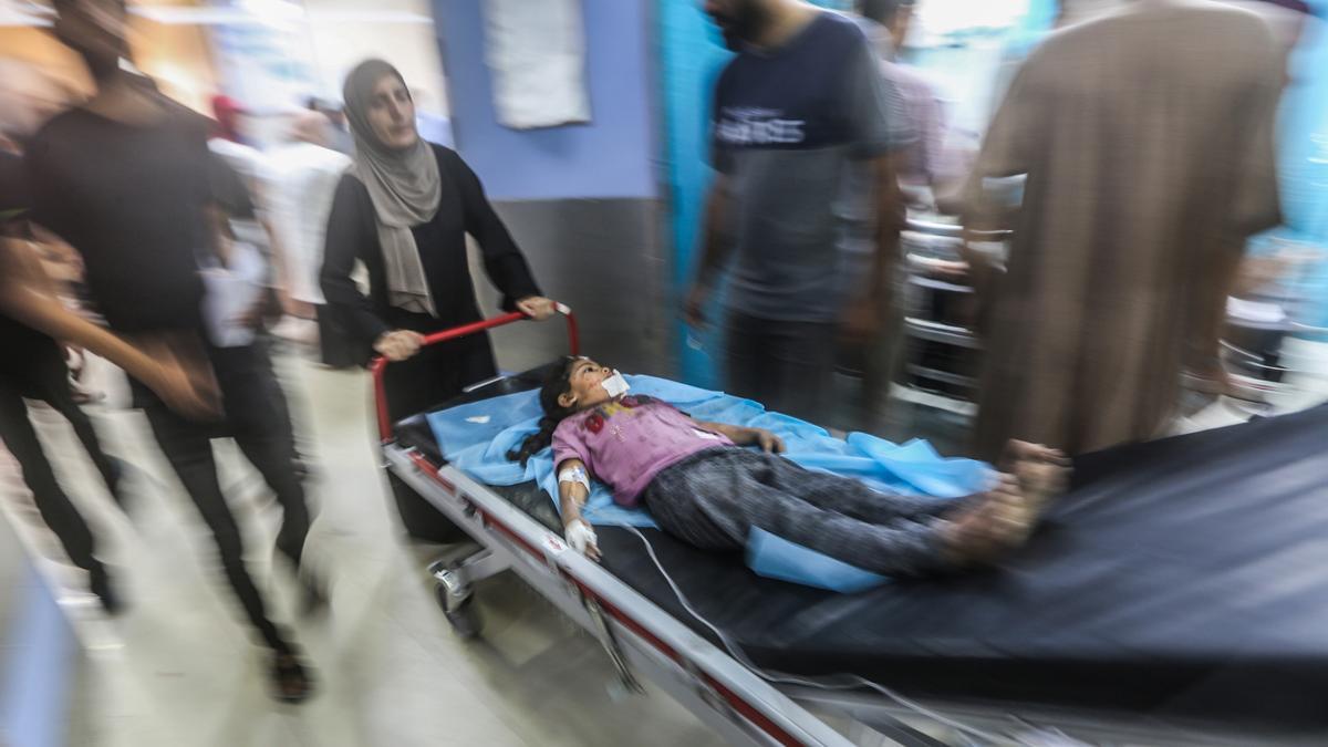 Una niña llega al hospital tras resultar herida en la Franja de Gaza.
