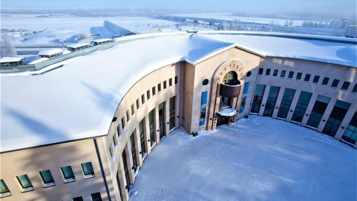 Fachada del museo Arktikum, bajo la nieve.