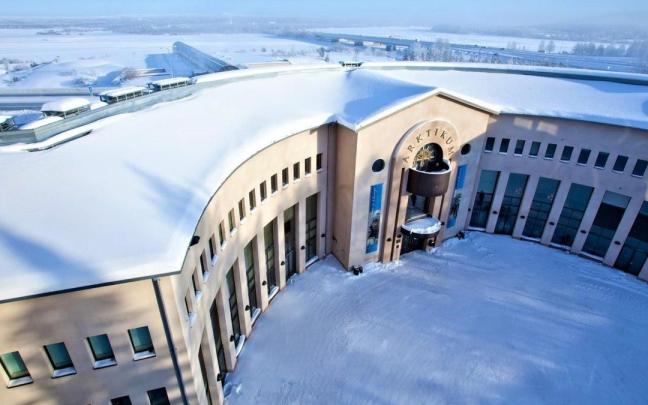 Fachada del museo Arktikum, bajo la nieve.