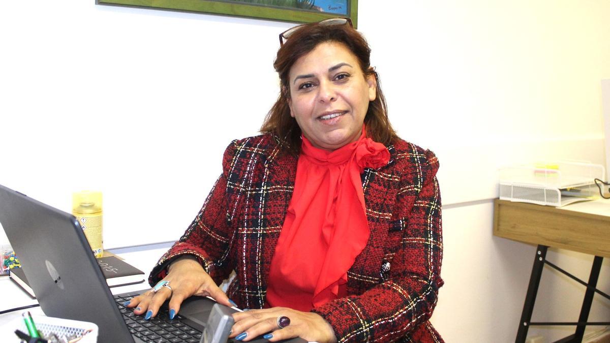 Djamila en el local de la asociación, situado en la calle Garibai de Arrasate.
