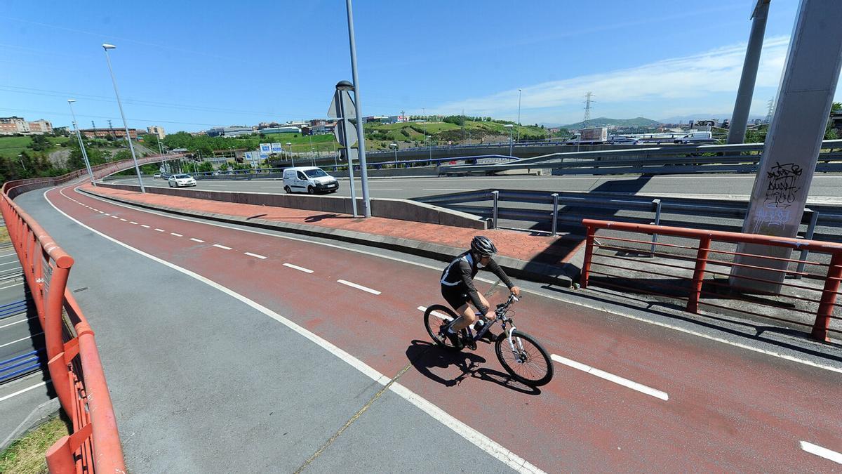 Un ciclista circula por el bidegorri entre Barakaldo y la playa de La Arena.