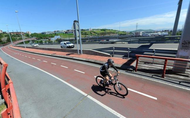 Un ciclista circula por el bidegorri entre Barakaldo y la playa de La Arena.