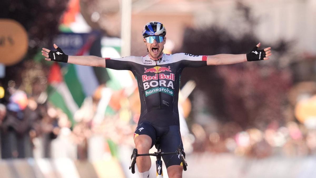 Nico Denz festeja la victoria.