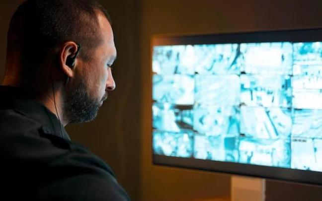 Un trabajador de una empresa de seguridad Un trabajador de una empresa de seguridad