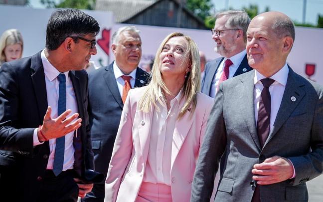 El premier británico Rishi Sunak (i) junto a la primera ministra italiana Giorgia Meloni (d), acompañados del canciller Olaf Scholz