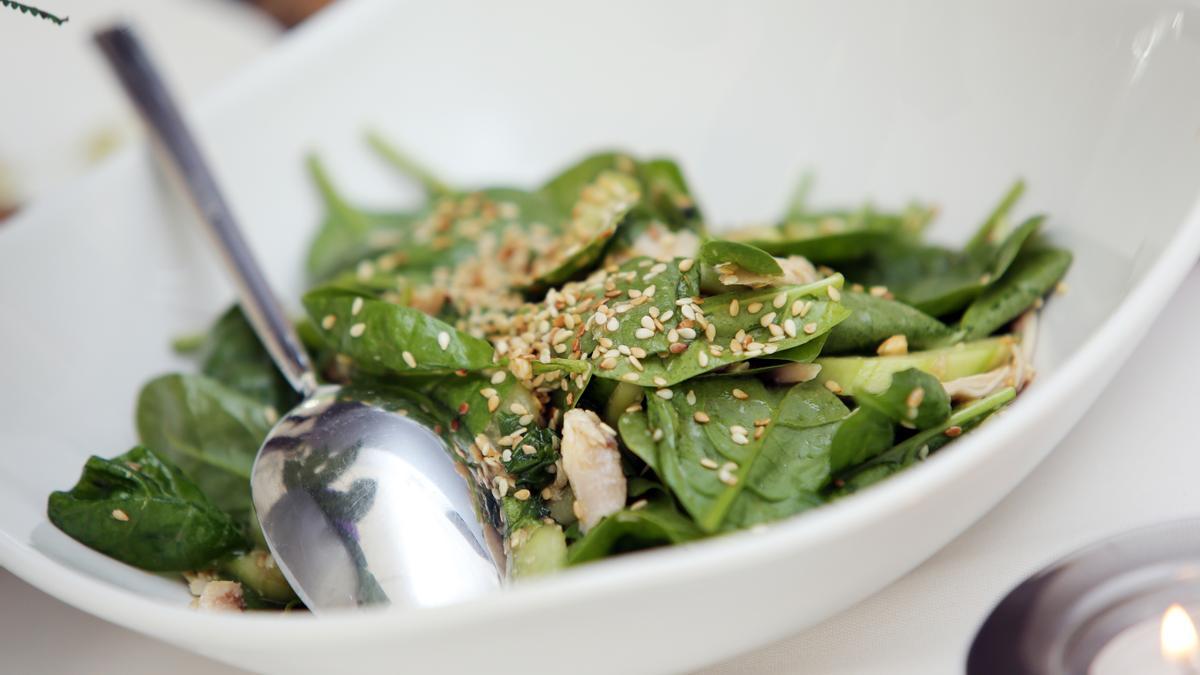 Plato de ensalada con espinacas