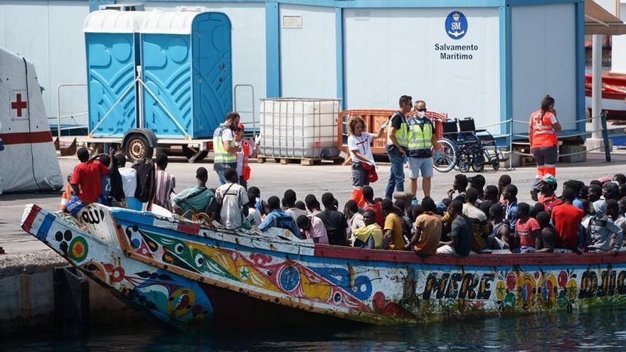 Llegada de una embarcación de 157 personas inmigrantes al puerto de Los Cristianos, en Tenerife