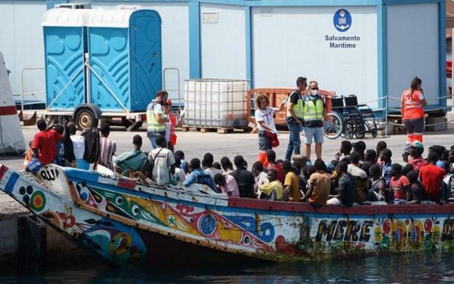 Llegada de una embarcación de 157 personas inmigrantes al puerto de Los Cristianos, en Tenerife Llegada de una embarcación de 157 personas inmigrantes al puerto de Los Cristianos, en Tenerife