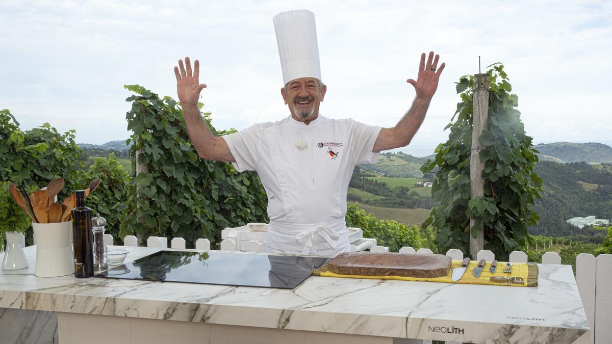 El cocinero Karlos Arguiñano entre los fogones