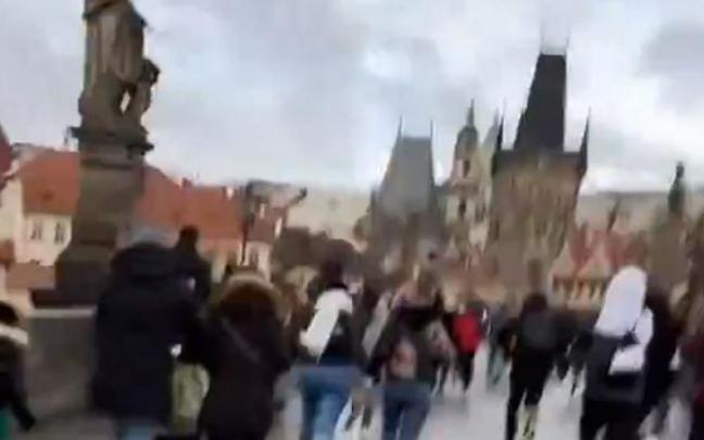 Personas huyendo tras el tiroteo.